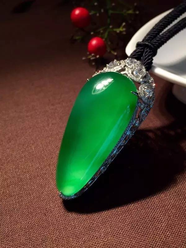 珠宝神话：钻石配翡翠_12