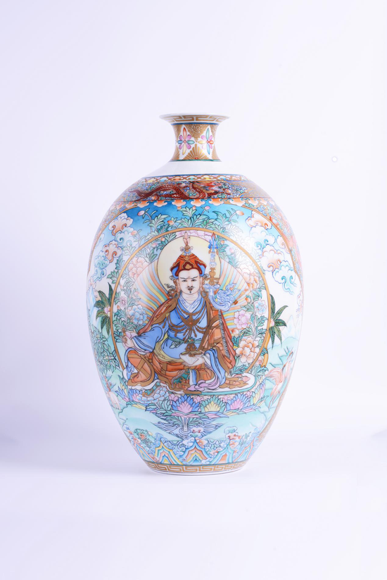 多元文化为艺博会增彩_作品名称：莲花生大师作品尺寸：43×26画师：哈达作品工艺：瓷艺唐卡作品简介：莲花生大师是藏传佛教前弘期的重要人物，藏传佛教宁玛派的祖师。莲花生大师被认为是释迦牟尼、观音菩萨、阿弥陀佛等的身、语、意三密的化身，十方三世诸佛之总集。其上的主尊莲花生大师，头戴莲花帽，冠前饰日月，左手持金刚杵，右手托嘎巴拉碗，左胁夹持有三颗人头的三叉戟，结半跏趺坐。修莲师法，显密圆通，坚固戒律，顿开智慧，辩才无碍。