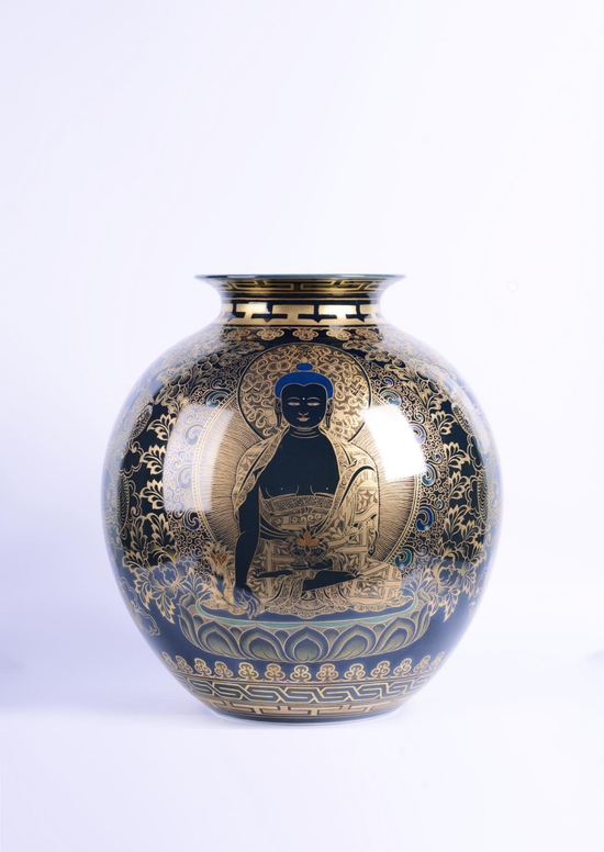 多元文化为艺博会增彩_作品名称:药师佛作品尺寸:32×35画师:桑杰卡作品工艺:瓷艺唐卡 作品简介:药师佛身形蓝色，着通肩袈裟，螺发高髻，左手托 药钵，右手持草药，金刚跏趺坐姿。药师佛曾发十二大愿，愿 为众生解除疾苦，使具足诸根，趋入解脱，故依此愿而成佛， 住净琉璃世界，其国土庄严如极乐国。供奉药师佛，读诵药师 如来本愿功德经，有助于延生续命。能远离疾病，消除灾难， 增加福德。