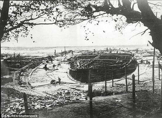 古罗马稀世古董回归意大利_图：1930年代发现罗马皇帝卡里古拉的沉船时景象
