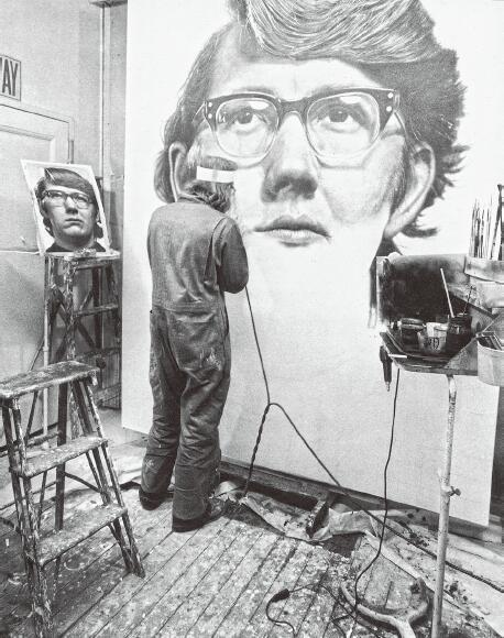 跟脸较劲的艺术家_正在绘制《凯斯像》的查克·克洛斯，1970 年，圣路易斯美术馆