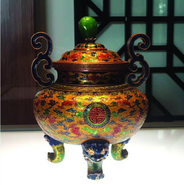 从80件藏品中参透中国景泰蓝的前世今生 _图为广州博物馆馆藏的清乾隆铜錾胎珐琅金鼎