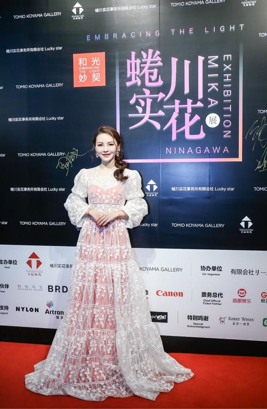 五彩斑斓！蜷川实花中国大陆首展开幕 (谢依辰女士在蜷川实花展开幕式