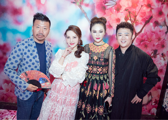 五彩斑斓！蜷川实花中国大陆首展开幕 (谢依辰女士、姜早早女士、李东田先生在蜷川实花展开幕式