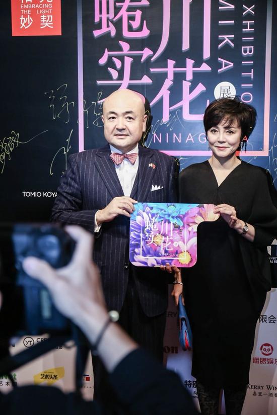 五彩斑斓！蜷川实花中国大陆首展开幕 (日本驻上海总领事片山和之携夫人在蜷川实花展开幕式