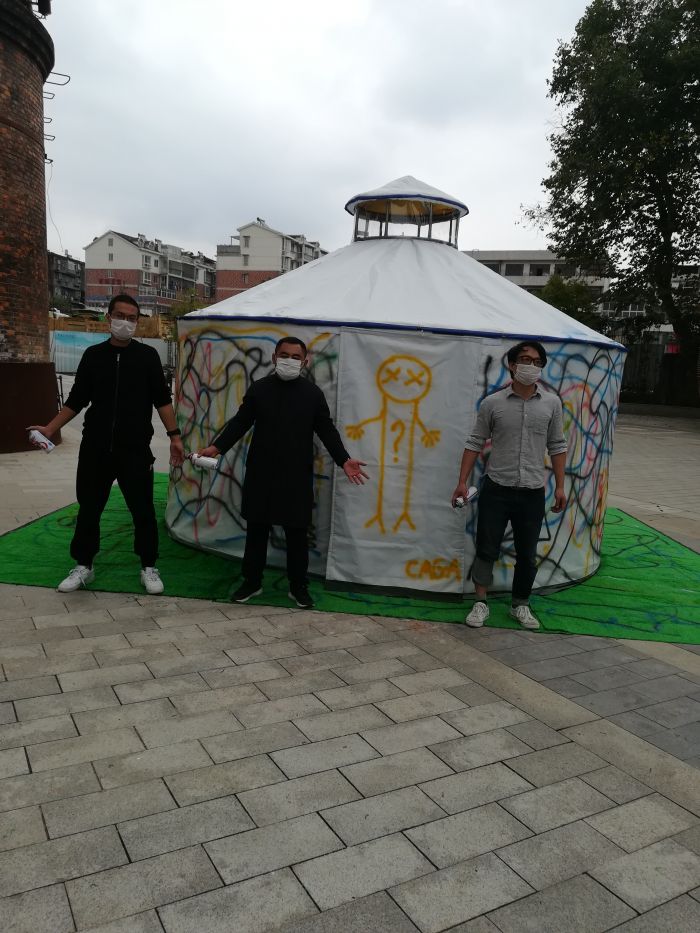 “播逸——陶溪川当代艺术现场”在景德镇开幕(查竿小组部分成员马立华（左）韩春阳（中）钟乐星（右）)