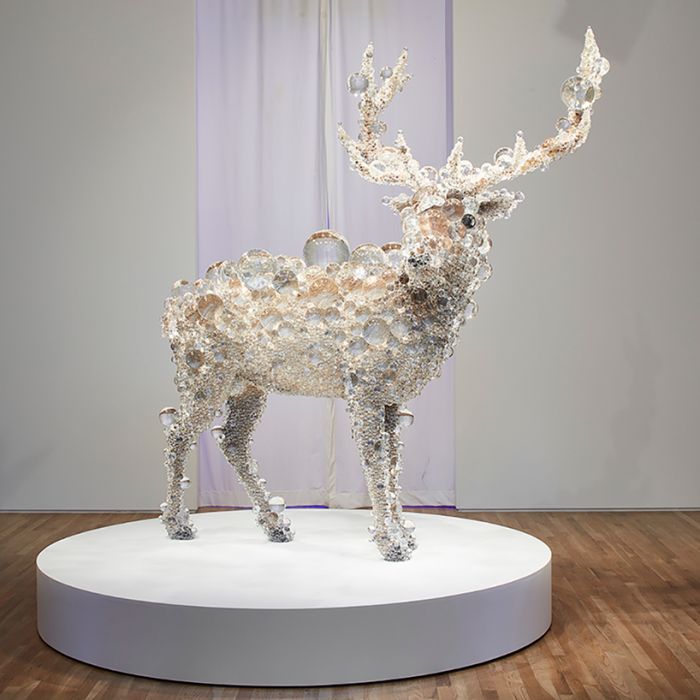 佩斯画廊展出了一群全身长满泡泡的“怪物”