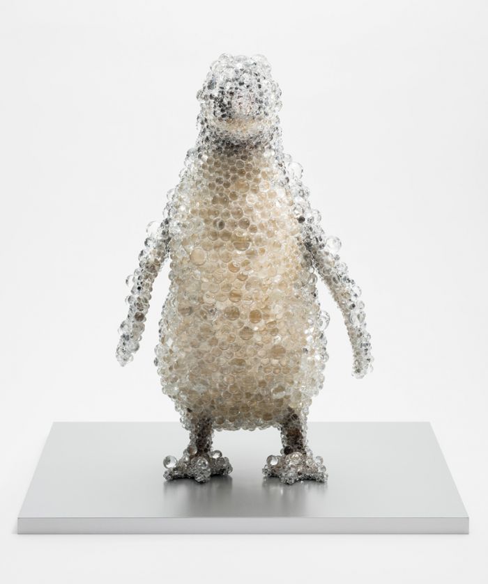 佩斯画廊展出了一群全身长满泡泡的“怪物”