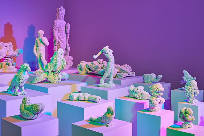 佩斯画廊展出了一群全身长满泡泡的“怪物”