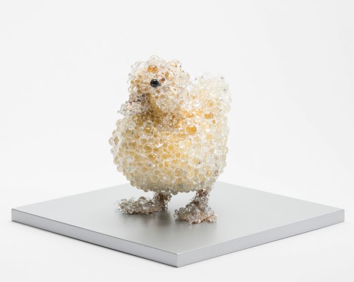 佩斯画廊展出了一群全身长满泡泡的“怪物”