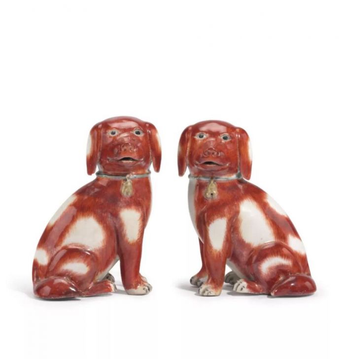 清乾隆中国外销猎犬瓷像一对，高 17.2 cm.，估价：12,000 - 18,000美元。佳士得纽约将于2018年春季的「佩吉及戴维?洛克菲勒夫妇珍藏」拍卖呈献此拍品