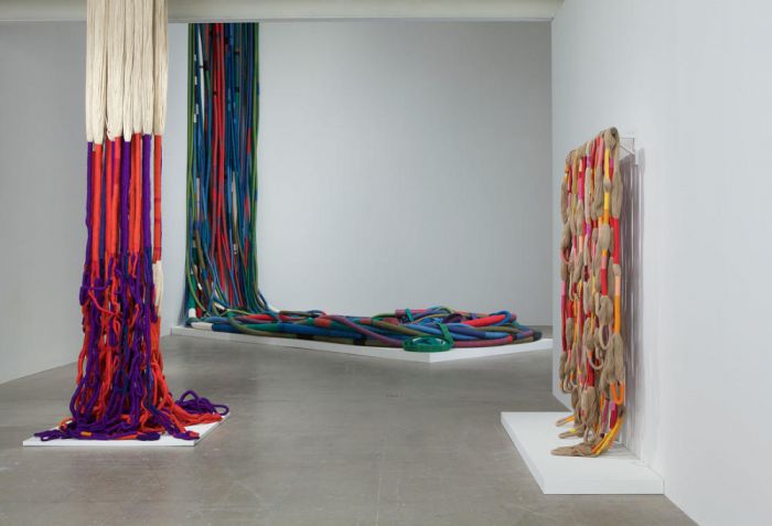 Sheila Hicks：50 Years, installation view, Institute of Contemporary Art, University of Pennsylvania, 2011. Photo by Aaron Igler, Greenhouse Media.