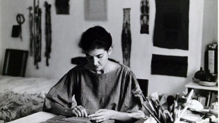 Sheila Hicks (1963), image featured in the exhibition Woven Forms at the Museum of Contemporary Crafts from March 22 to May 12, 1963. Photo by Ferdinand Boesch