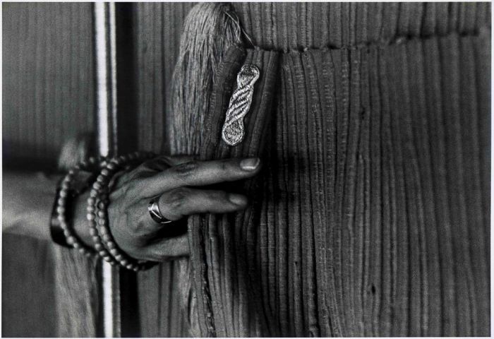 希拉·希克斯的手；Main de Sheila Hicks, photo Cristobal Zanartu