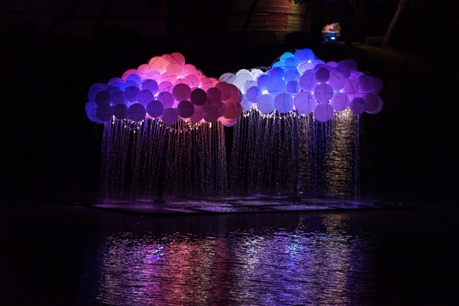 月津港灯节作品《落雨声》，由南华大学视觉艺术与设计系创作。透过作品的型式表现一种依水而来，伴水而生，从哪儿来又回到那儿去，期待月津港或许随着时代的变迁，会逐渐丧失其不同以往的功能性，但却可以在自然状况的循环下也找出属于适合自己的新型态，再度发光发热，重现风华万象。