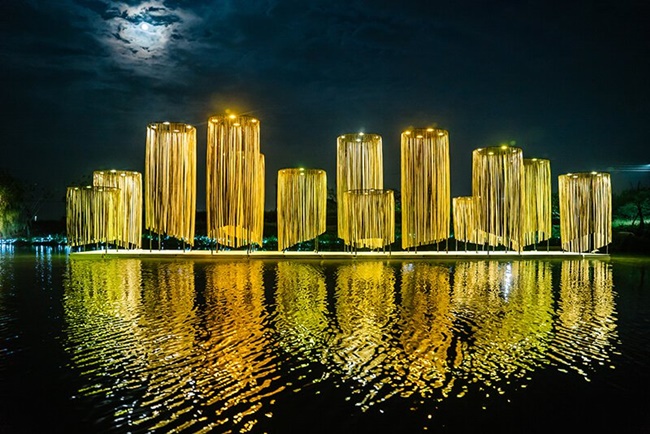 月津港灯节作品《无关》，由盐水在地的禹禹艺术工作室以竹子为媒材创作出大型作品