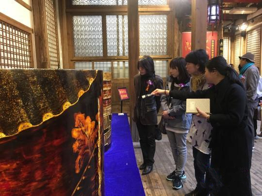 来自日本的伊良原满美、吾子可苗、丰田正秋等漆艺术家在观展。