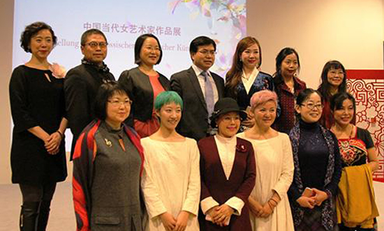 嘉宾与参展女画家们合影。（图片来源：人民网）