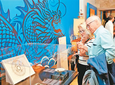 外国观众在雅典赫拉克莱冬博物馆“中国古代科技展”上观看展品。