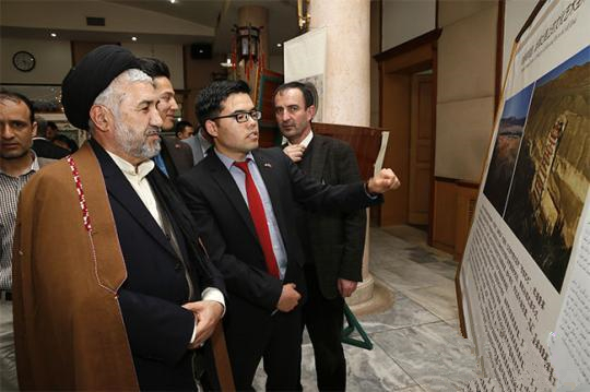 图为在中国驻阿富汗大使馆举办的敦煌壁画展。