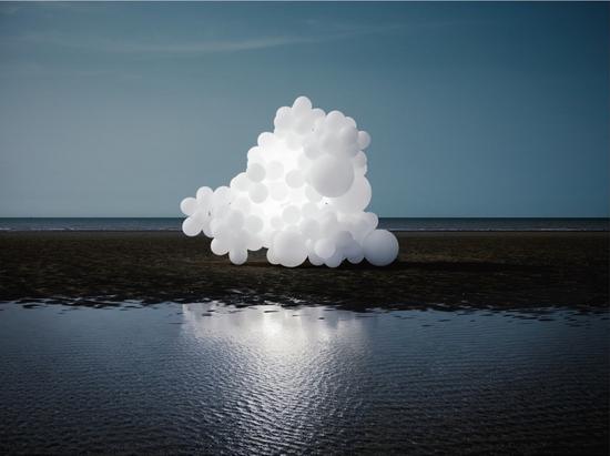 反重力白色气球入侵地球