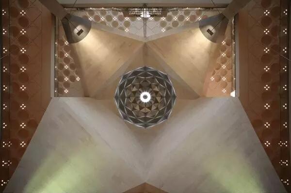 ▲这种屋顶叫做muqarnas，是10世纪左右从波斯（伊朗）一带传播到整个中东、乃至北非的伊斯兰建筑中最经典的元素