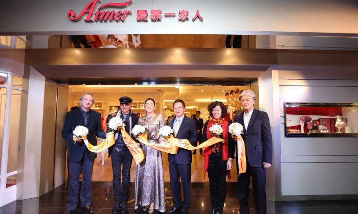 2012年10月，首家“爱慕一家人生活体验店”富力广场店开业2