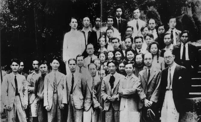 1942年国立中央大学艺术系欢迎徐悲鸿返校合影。前排包括吴作人（左三）、傅抱石（左四）、吕斯百（左五）、黄君璧（左六）、陈之佛（左八）及徐悲鸿（左九）