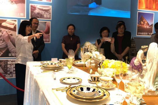 任万平(左三)等嘉宾在观展。