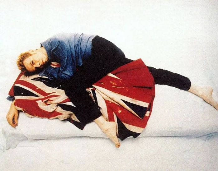 ▲ 这件McQueen设计的大衣成了Bowie演唱会必穿