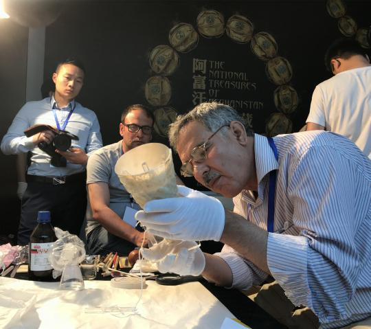 阿富汗文物专家对即将在郑州展出的文物做最后整理。