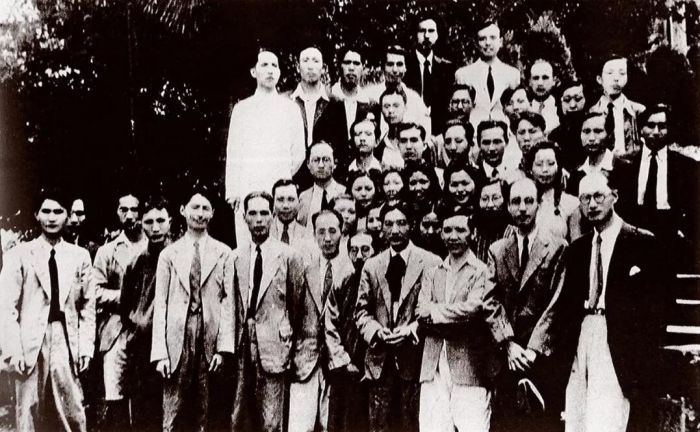 徐悲鸿在新加坡、马来西亚举办抗战赈灾义卖画展后归来，在重庆与中央大学艺术系部分师生合影