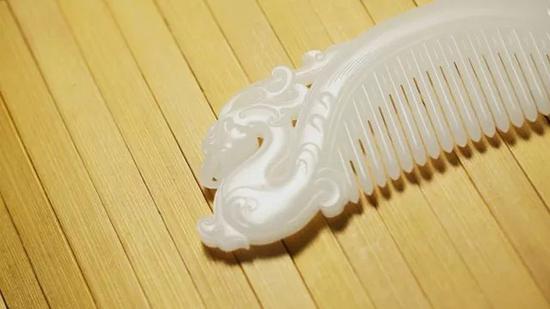 正道18春拍：文雅而贵气的羊脂玉有凤来仪梳