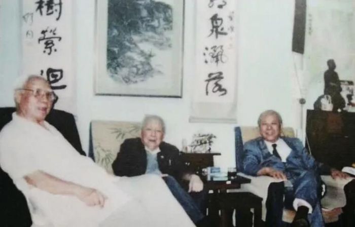 ▲1995 年，周而复、王黎夫过访黄源家合影，客厅中堂悬挂之画即为本幅
