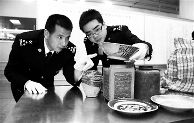 深圳市海关此次共向南山博物馆移交罚没文物1802件