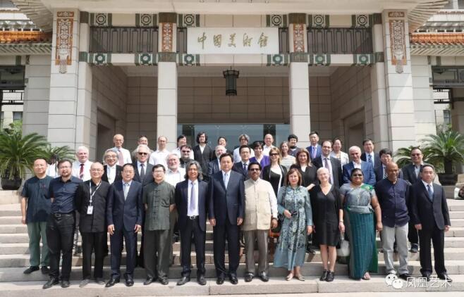 ▲ 丝绸之路国际美术馆联盟成立仪式现场嘉宾合影
