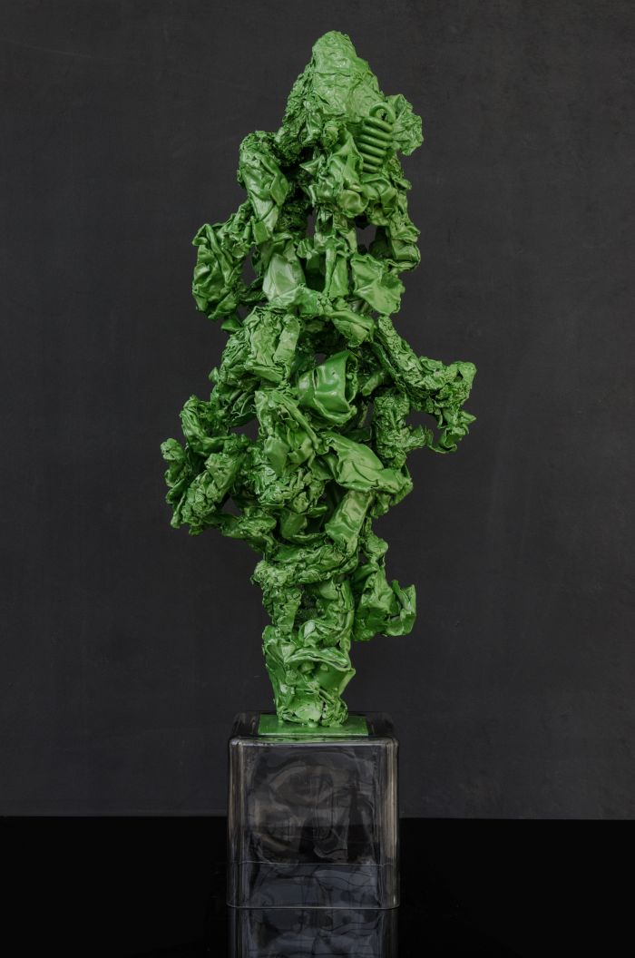 邓国源《墟园》NO.2—4 绿石 2016年 材料：废汽车金属残骸、汽车漆