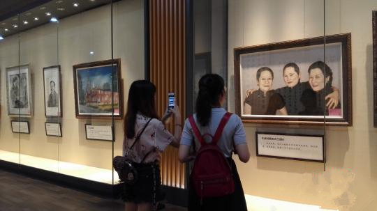 市民驻足观看展览。