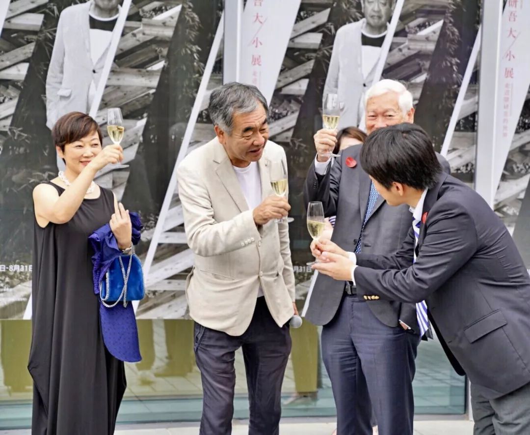隈研吾先生与嘉宾为展览开幕