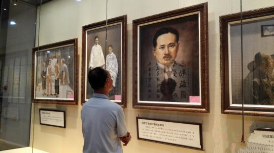 展览吸引市民观摩。