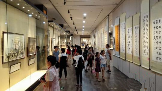 “纪念民主革命先驱宋耀如书画展”在海南省博物馆开幕。