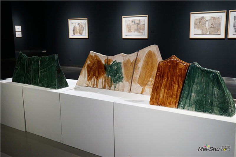 《山水赋》右：长83.7cm，宽19.4cm ,高53.6cm；中：长145.6cm，宽24cm ,高64cm；左：长108.3cm，宽23cm ,高49cm