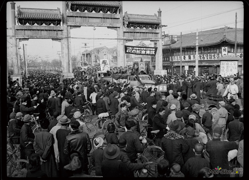平入城式，解放军宣传队的军车经过西四牌楼1949年2月3日