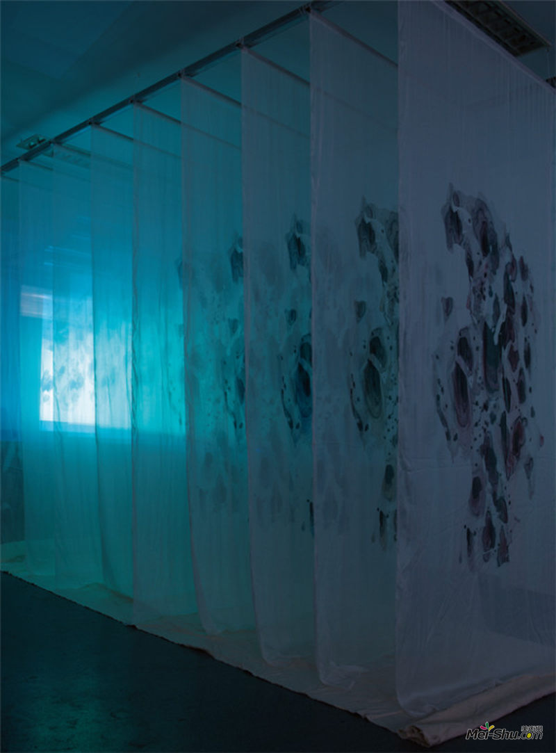 姜竹松，《印迹》 ，4600x7000x3000 mm，作品材料：丝绸、水彩纸、墨、投影仪、电视机、金属管，2017