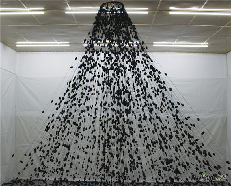 强勇，趋，蚕茧、多种材质线、沥青，300cm×400cm 2017年