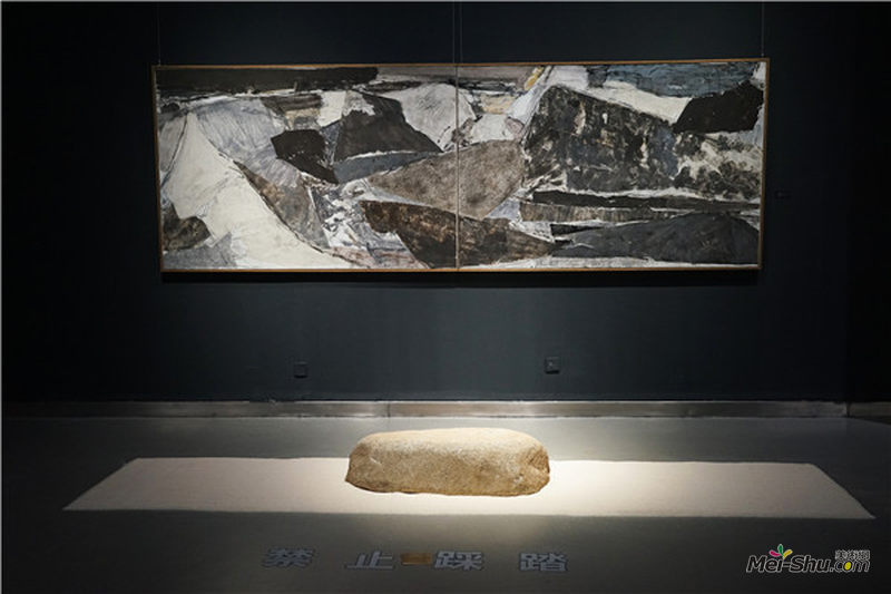 《枯山水》 画：395x146cm，布上宣纸、油彩及丙烯等；实物：大米、青石 (1)