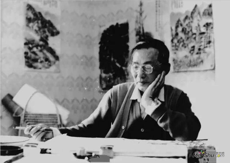 赖少其在家中进行国画创作（摄于上世纪80年代）