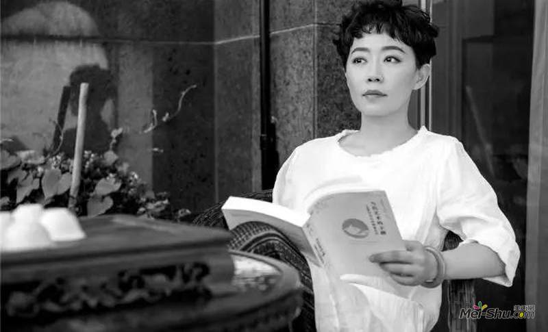 陈曦 女，中国当代知名女性艺术家。1968 年生于新疆石河子。汉族。祖籍重庆。1987 年毕业于四川美术学院附中。1991 年 毕业于中央美术学院油画系四工作室。 现任教于中央美术学院建筑学院造型部。教授、硕导。全国高等院校建筑与设计学科美术教学指导委员会委员，中华国际科学交流基金会“科学与艺术委员会”委员。