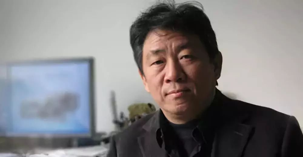 艺术家谭平