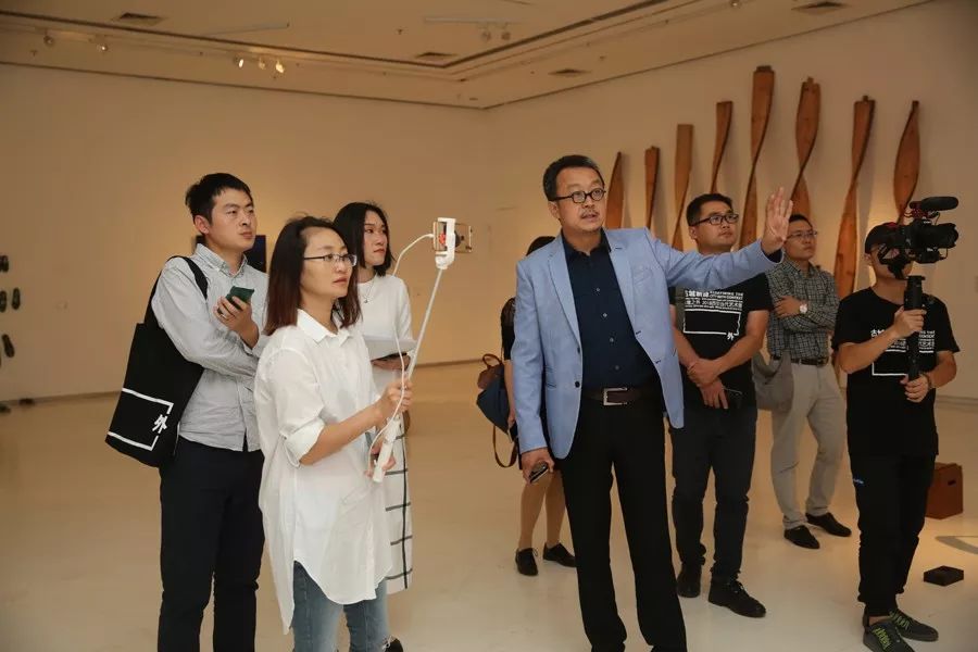 本次展览总策展人梁克刚直播导览
